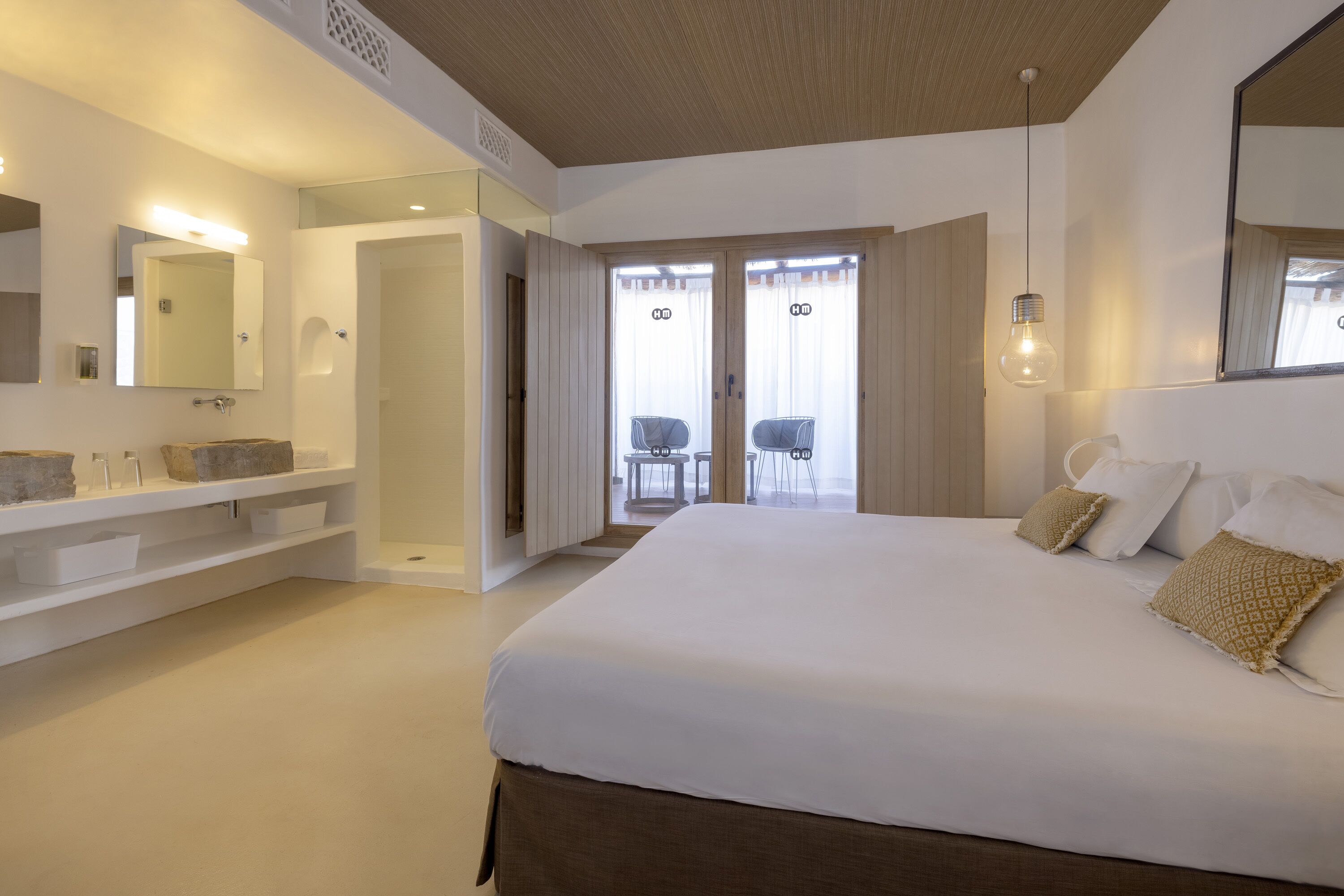 junior suite, terrace | minibar, in-room safe, desk, soundproofing