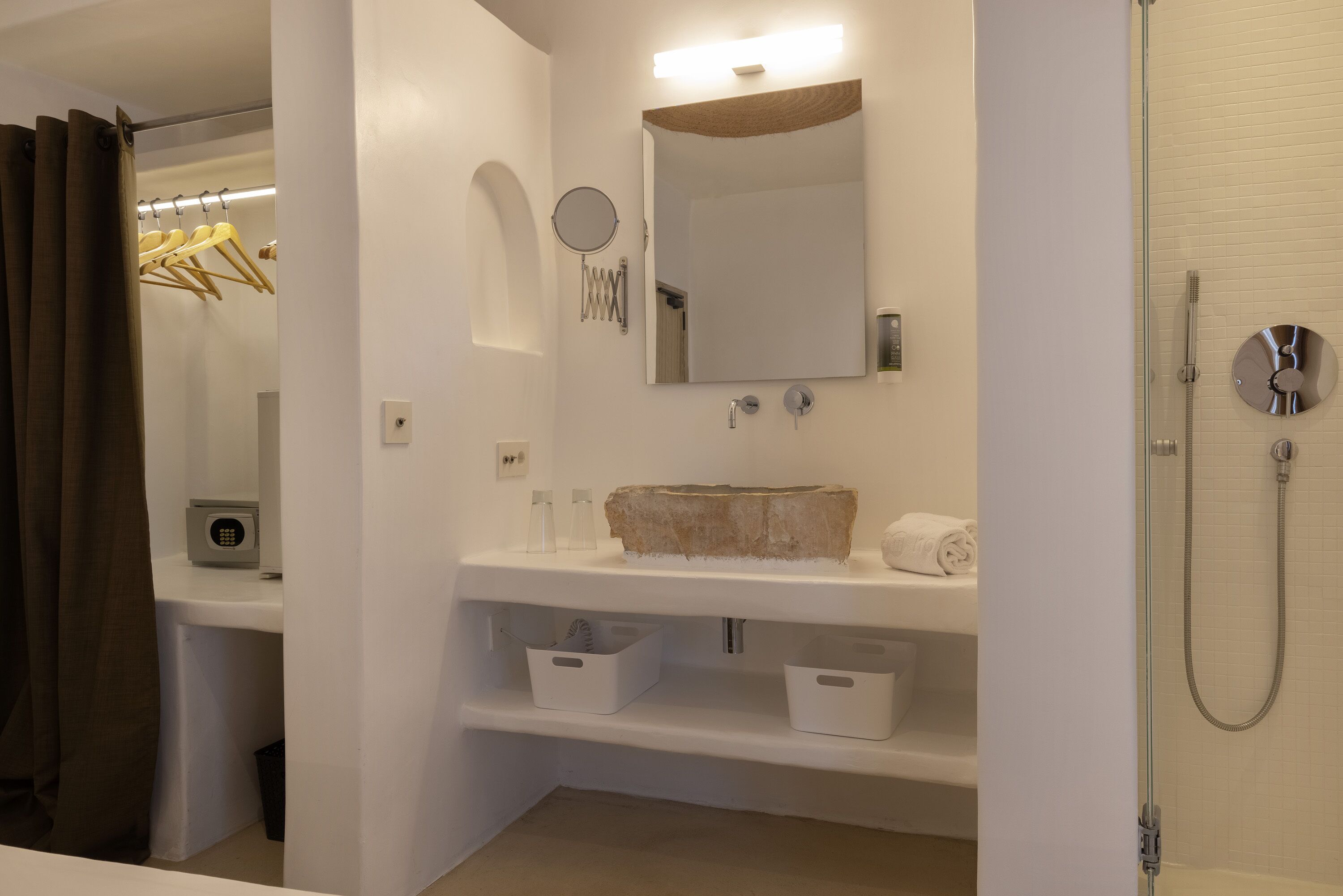 superior double room, terrace | minibar, in-room safe, desk, soundproofing