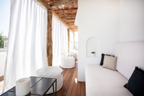 Piscine extérieure, chaises longues