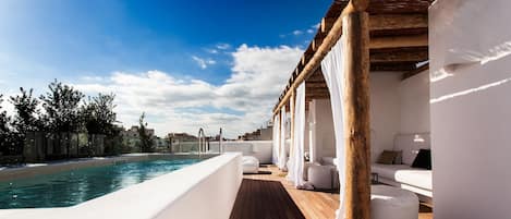 Alberca al aire libre y camastros