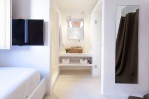 Standard Single Room | Minibar, in-room safe, desk, soundproofing