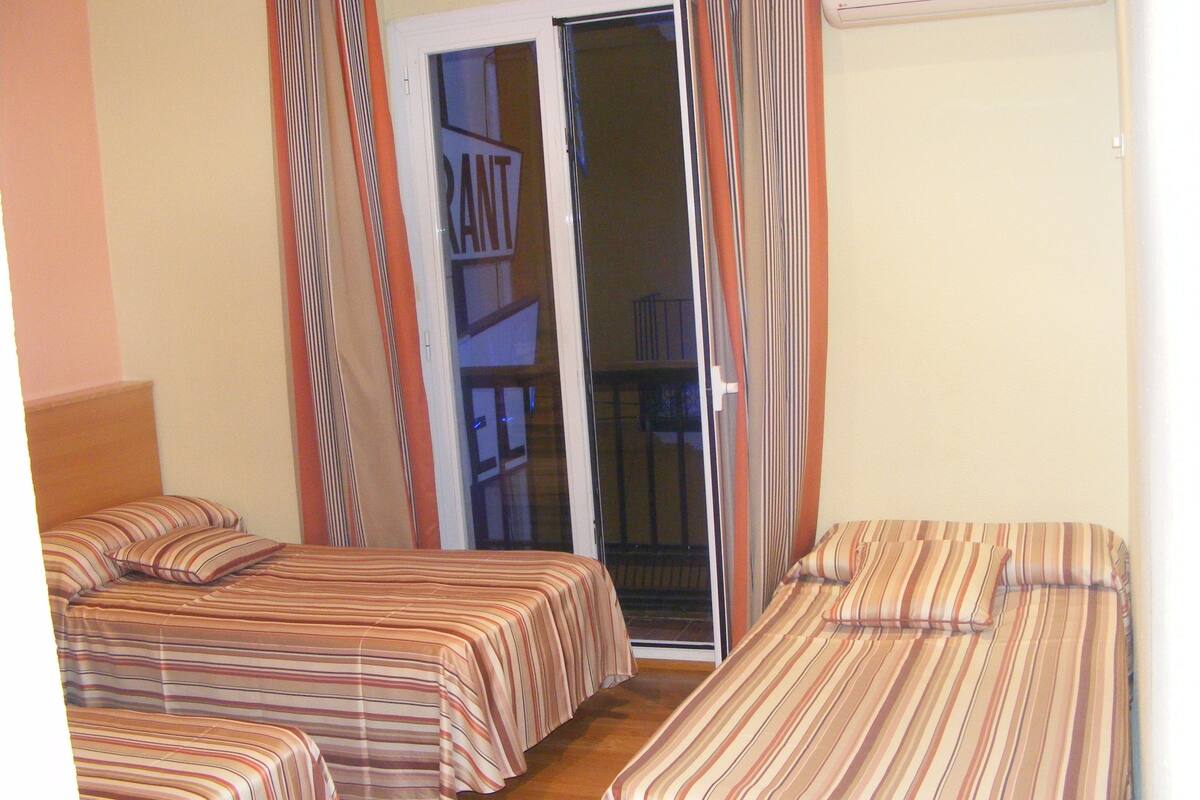 Standard Triple Room with 3 Single Beds | 書桌、遮光窗簾/窗簾、免費 Wi-Fi