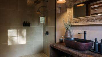 Duschwanne, Designer-Toilettenartikel, Haartrockner, BademÀntel