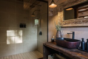 Combined shower/bathtub, designer toiletries, hair dryer, bathrobes - Our Habitas Atacama (San Pedro de Atacama)