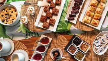 朝食 (ビュッフェ)、毎日提供 (無料)