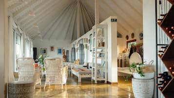 Coin salon dans le hall