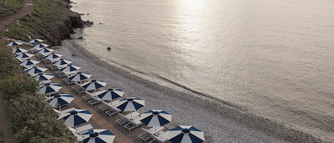 Am Strand, Shuttle zum Strand, LiegestĂŒhle, Sonnenschirme