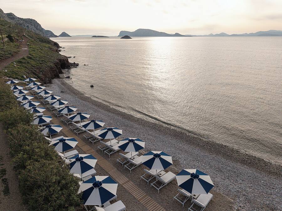 Plage, navette pour la plage, chaises longues, parasols