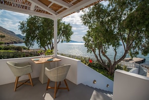Sea Front Summer House | Terrace/patio