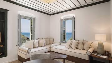 Suite, vistas al mar | 1 dormitorio, ropa de cama de alta calidad, caja fuerte