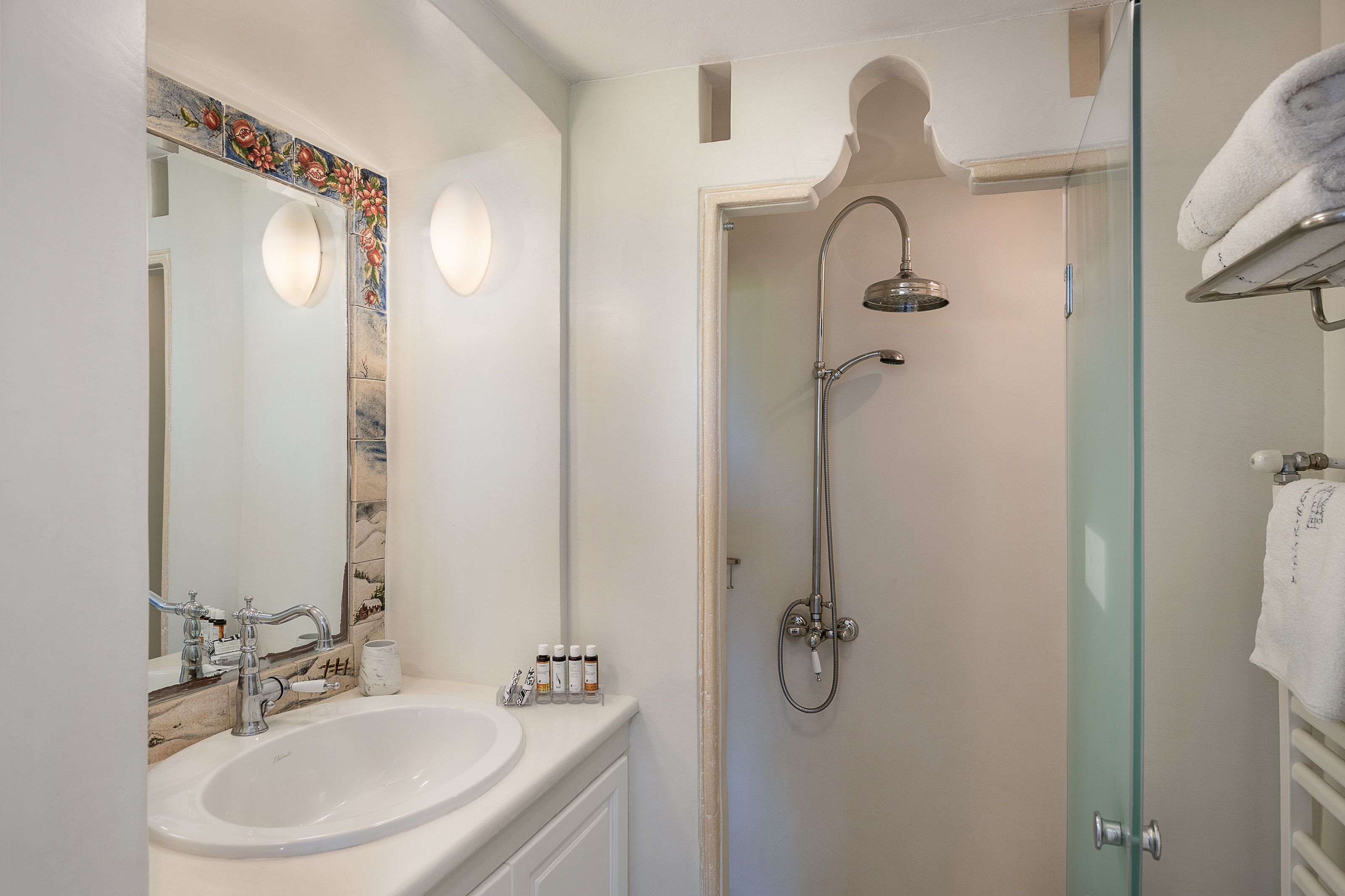 suite, sea view | bathroom | shower, free toiletries, hair dryer, bathrobes