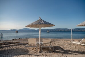 En la playa, traslado desde/hacia la playa, camastros y sombrillas 