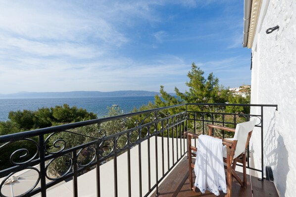 Suite, vista al mar | Balcón