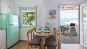 Sea Front Summer House | 客室内のダイニングエリア