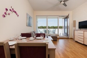 One Bedroom Apartament- ground floor | Living area | 32-inch flat-screen TV with cable channels, LCD TV - Aquamarina (Miedzyzdroje)