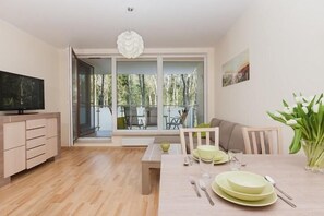 One Bedroom Apartament- ground floor | Living area | 32-inch flat-screen TV with cable channels, LCD TV - Aquamarina (Miedzyzdroje)