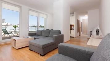 Apartment, 2 Schlafzimmer | Wohnbereich | 32-Zoll-Flachbildfernseher mit Kabelempfang, LCD-Fernseher