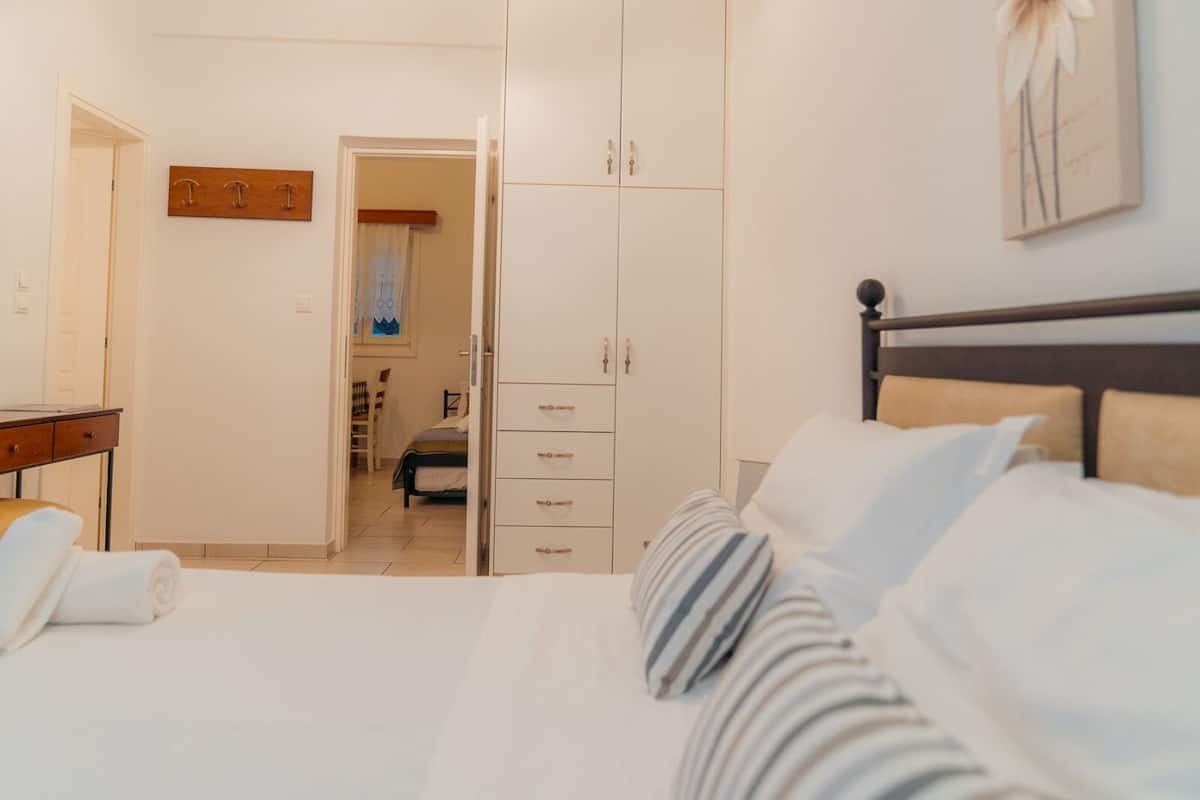 Departamento familiar, vista al mar | Ropa de cama de alta calidad, camas con pillow-top y cortinas blackout