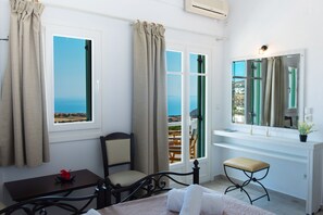 Habitación triple estándar, vista al mar | Ropa de cama de alta calidad, camas con pillow-top y cortinas blackout