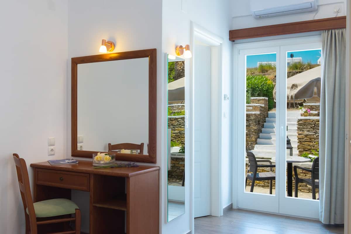 Habitación económica doble, vistas al jardín | Ropa de cama de alta calidad y colchones con acolchado adicional