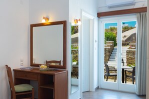 Habitación doble económica, vista al jardín | Ropa de cama de alta calidad, camas con pillow-top y cortinas blackout