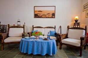 Lobby sitting area - Rooms & Apartments Archontou (Sifnos)