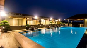 Piscina externa, guarda-sóis, espreguiçadeiras