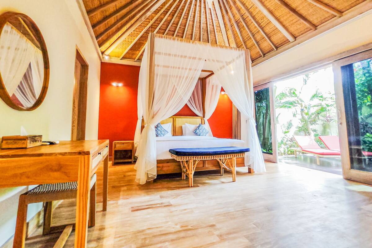Vila Mewah, 2 kamar tidur, akses difabel, pemandangan kolam renang | Seprai katun Mesir, seprai premium, dan selimut bulu angsa