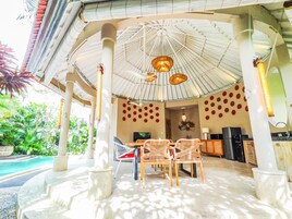 Vila superluxo, 2 quartos, acessível, vista para a piscina | Terraço/pátio