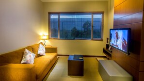 Apartamento, 2 quartos | Área de estar | TV LED 32 polegadas com canais a cabo, TV, DVD player