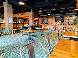2 restaurants; ze serveren er ontbijt, lunch en diner 