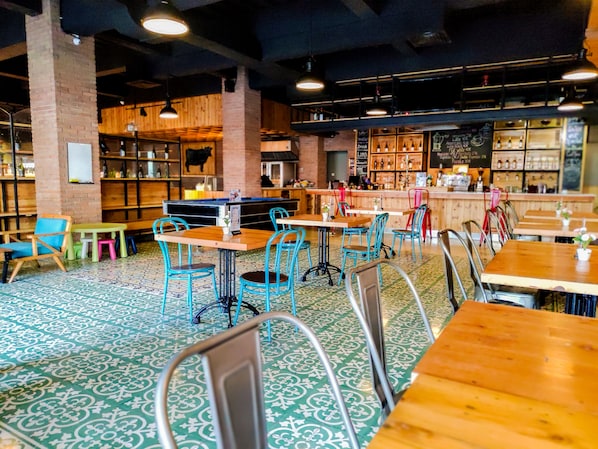 2 restaurantes, café da manhã, culinária internacional