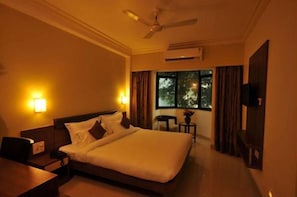 Desk, rollaway beds, bed sheets