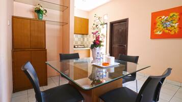 Kamer (Anggrek) | Woonkamer | Een flatscreentelevisie