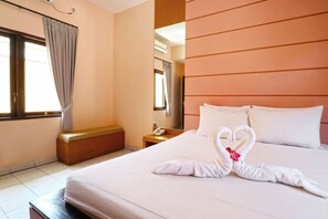 Anggrek Room | Desk, blackout drapes, free WiFi - Sayang Residence 1 (Denpasar)