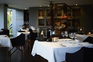 3 restaurants; breakfast, lunch and dinner served  - The Lombok Lodge Suites & Private Villas (Tanjung)
