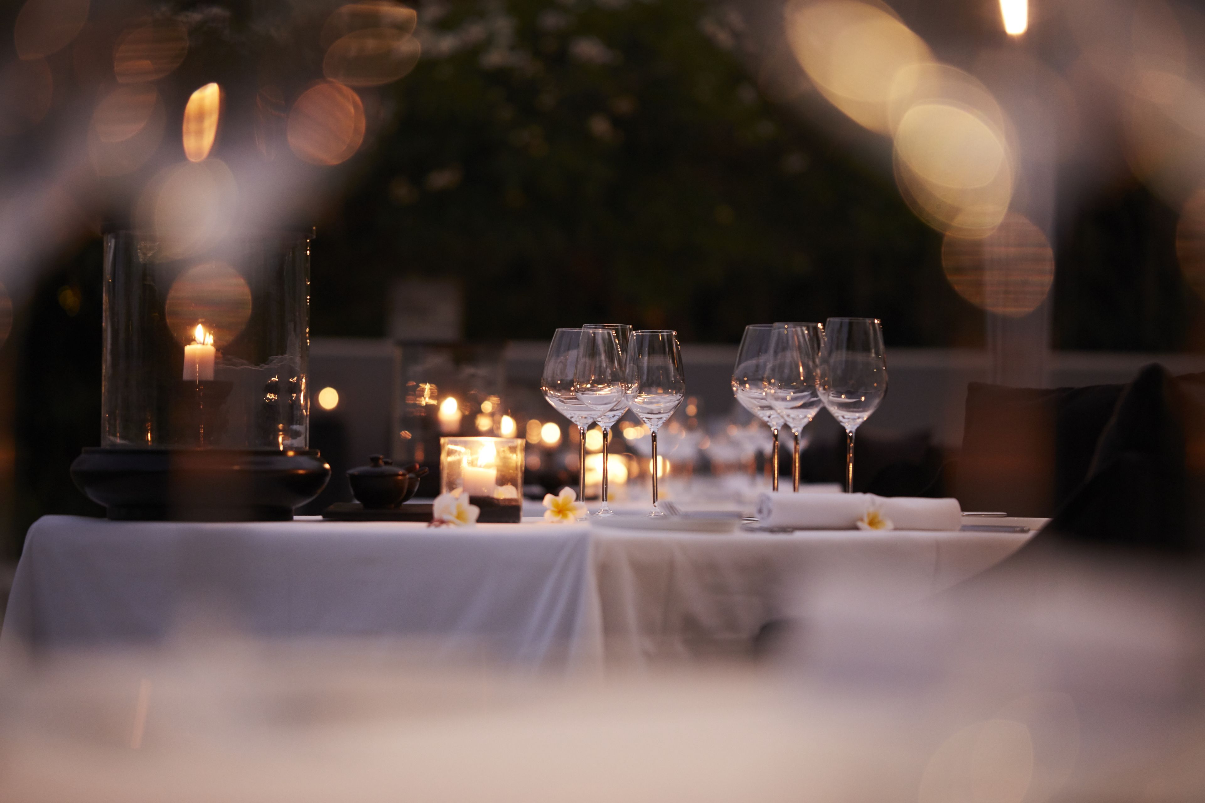 3 restaurants, breakfast, lunch, dinner served; international cuisine