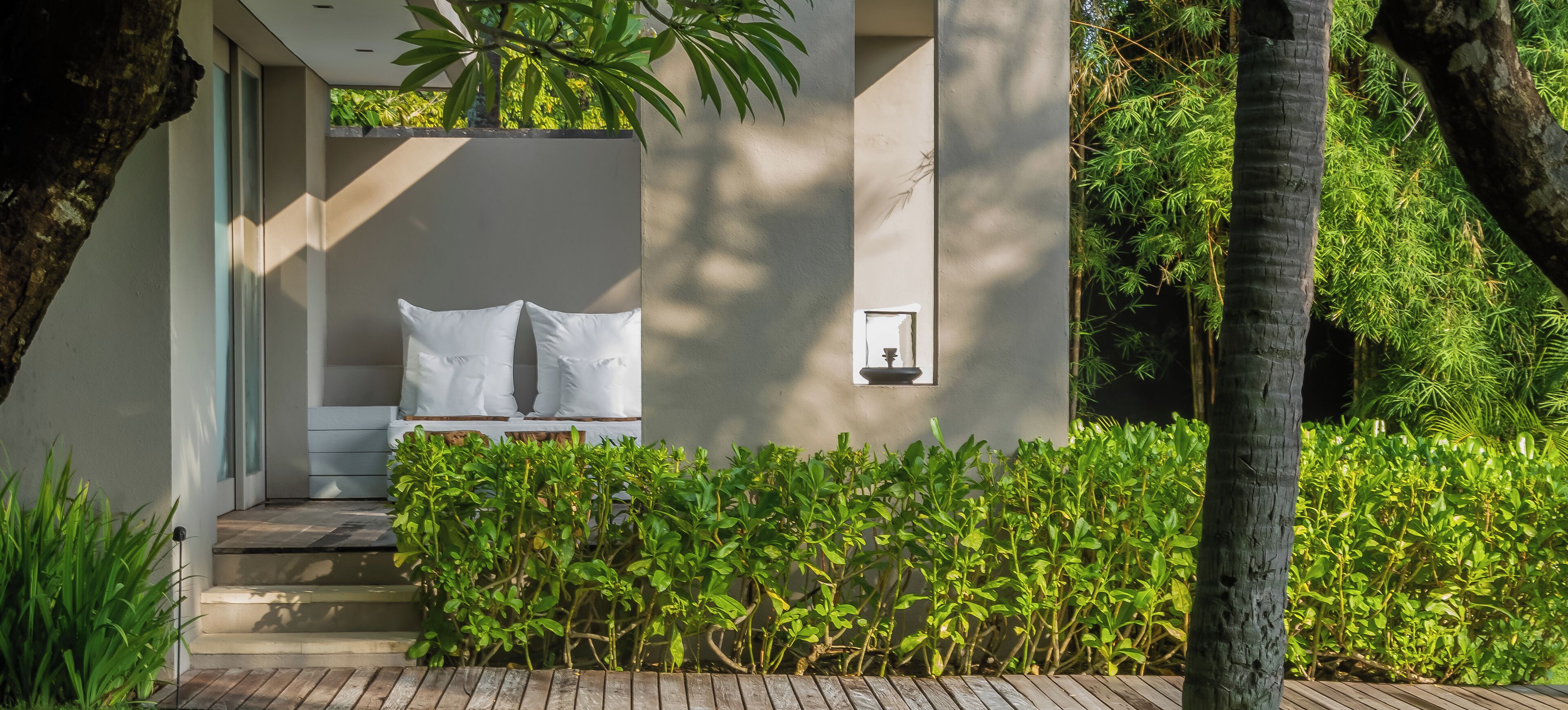 Luksussuite, havutsikt, ved basseng | Sengetøy av topp kvalitet, minibar, safe på rommet og wi-fi (inkludert)