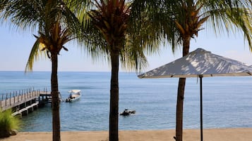 Privatstrand, weißer Sandstrand, Liegestühle, Sonnenschirme