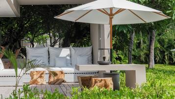 Luxury-Suite, Meerblick, Poolseite | 1 Schlafzimmer, hochwertige Bettwaren, Minibar, Zimmersafe