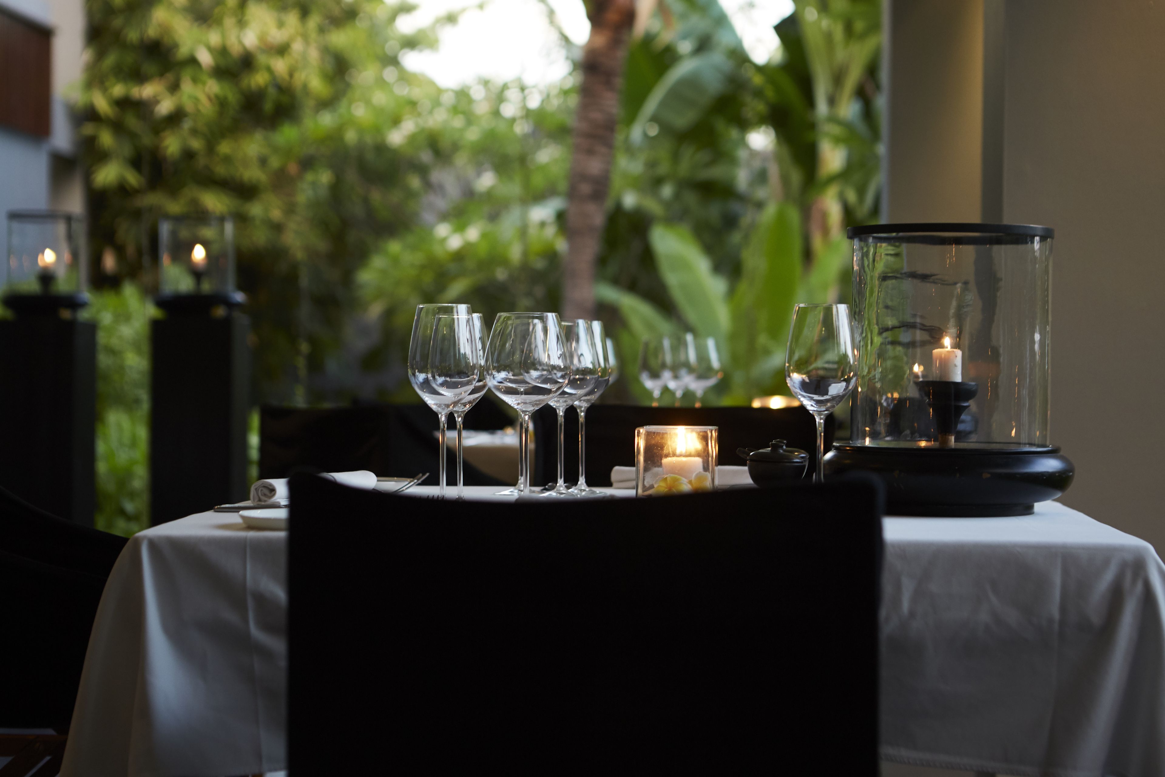 3 restaurants, breakfast, lunch, dinner served; international cuisine