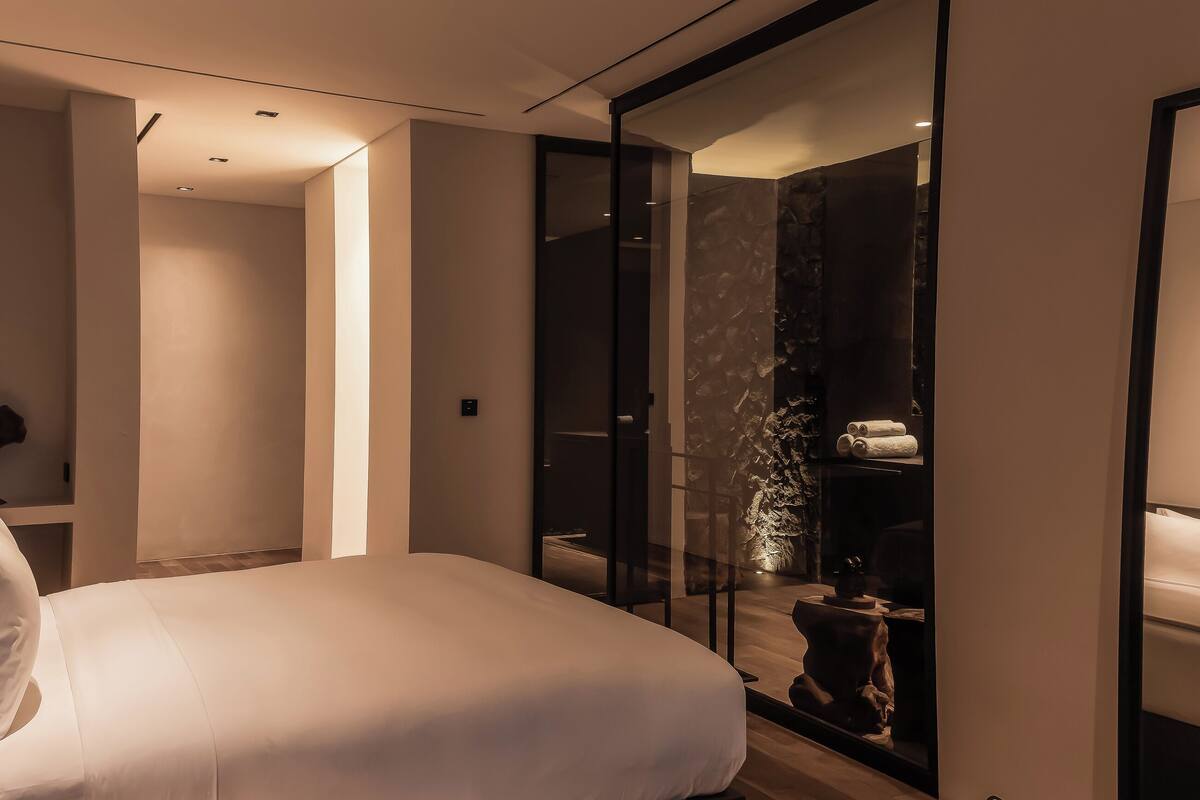 1 bedroom, premium bedding, minibar, in-room safe