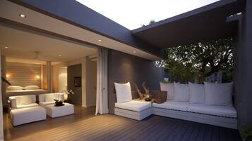 Suite Luxe, vue océan, en bord de piscine | Terrasse/Patio