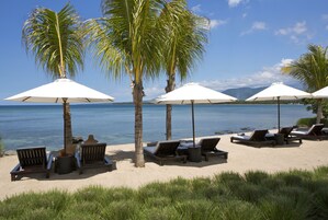 Playa privada, arena blanca, sillas reclinables de playa, sombrillas