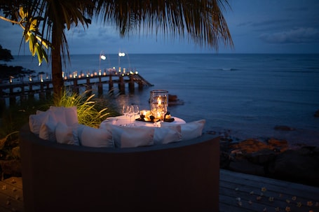 3 restaurants, breakfast, lunch, dinner served; international cuisine