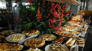 بوفيه فطور مجانًا يوميًا