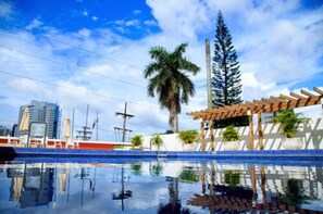 حمّام سباحة خارجي، مظلات على حمّام السباحة، مقاعد للتشمس