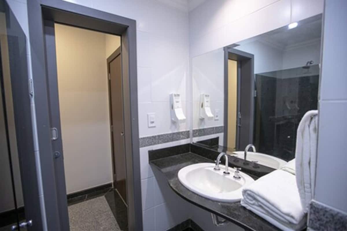 suite studio | bathroom | shower, free toiletries, hair dryer, towels