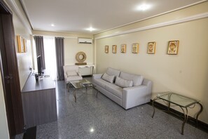 Suite Executiva | リビング エリア | 32 インチのLED テレビ (ケーブル放送視聴可)、テレビ