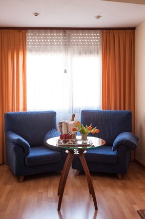 Suite | Sala de estar | Televisión de 22 pulgadas con canales por cable